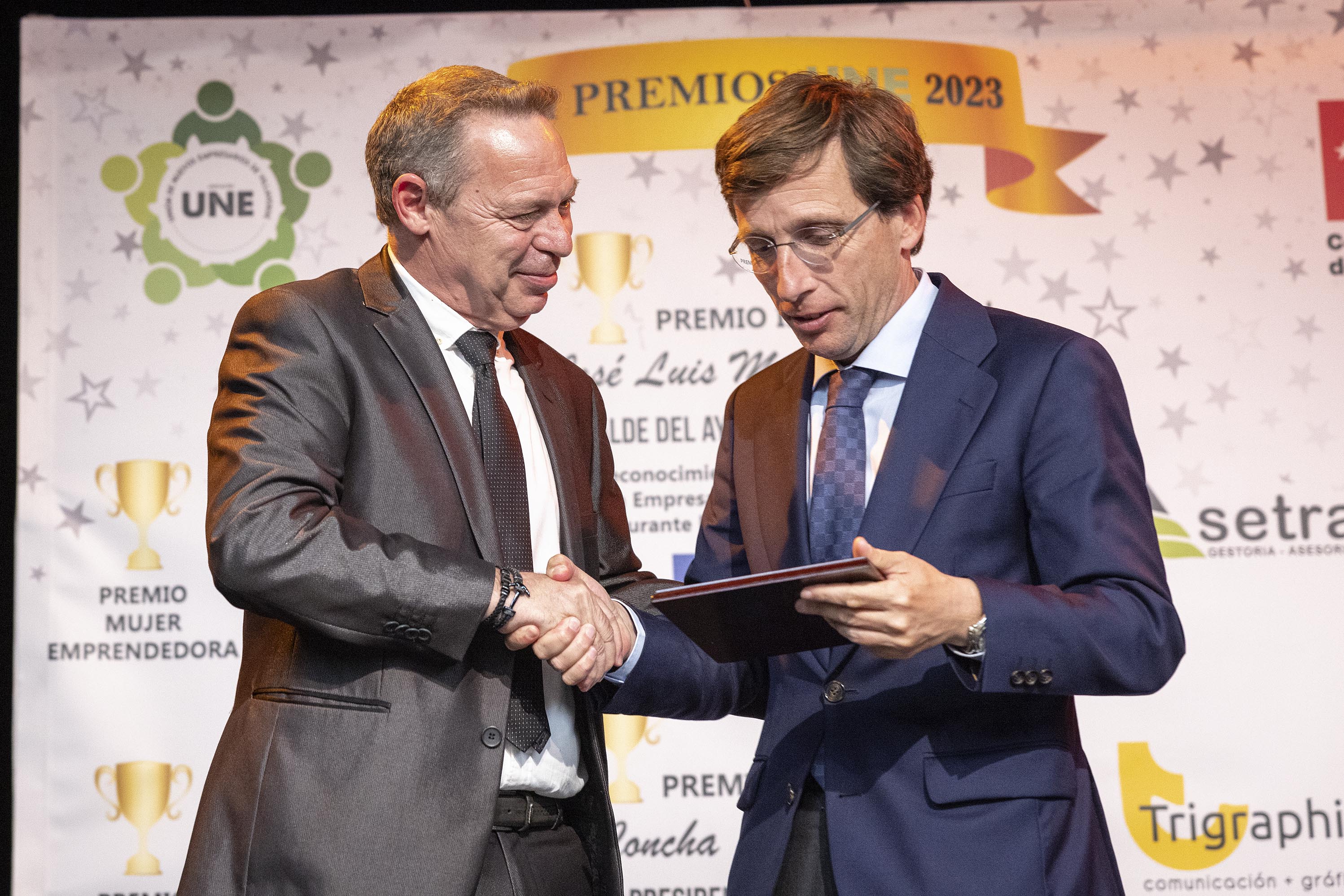 Almeida recoge el premio UNE Institucional